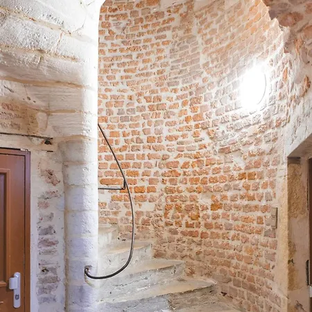 Plongez Dans L'Histoire Du Centre-Ville - Le Refuge Medieval - 3 Etoiles Bourg-en-Bresse Buitenkant foto